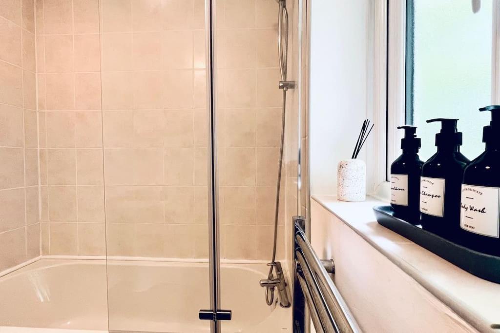 Urban Bliss Stylish Townhouse With Free Parking For A Convenient City Stay Liverpool Dış mekan fotoğraf