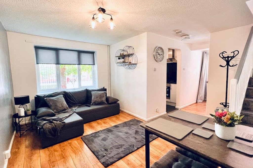 Urban Bliss Stylish Townhouse With Free Parking For A Convenient City Stay Liverpool Dış mekan fotoğraf
