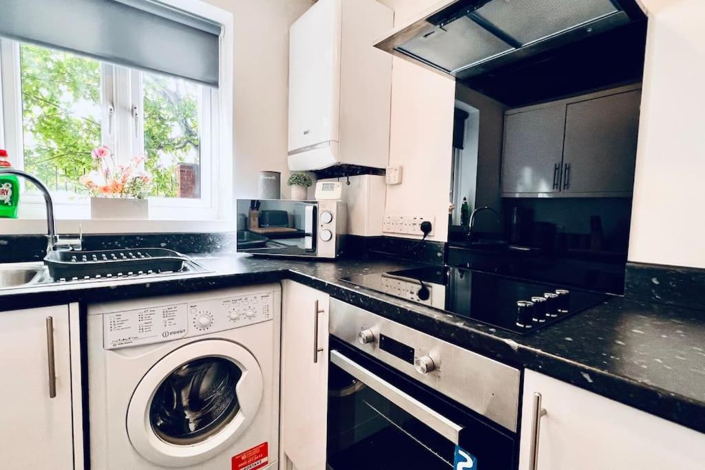Urban Bliss Stylish Townhouse With Free Parking For A Convenient City Stay Liverpool Dış mekan fotoğraf
