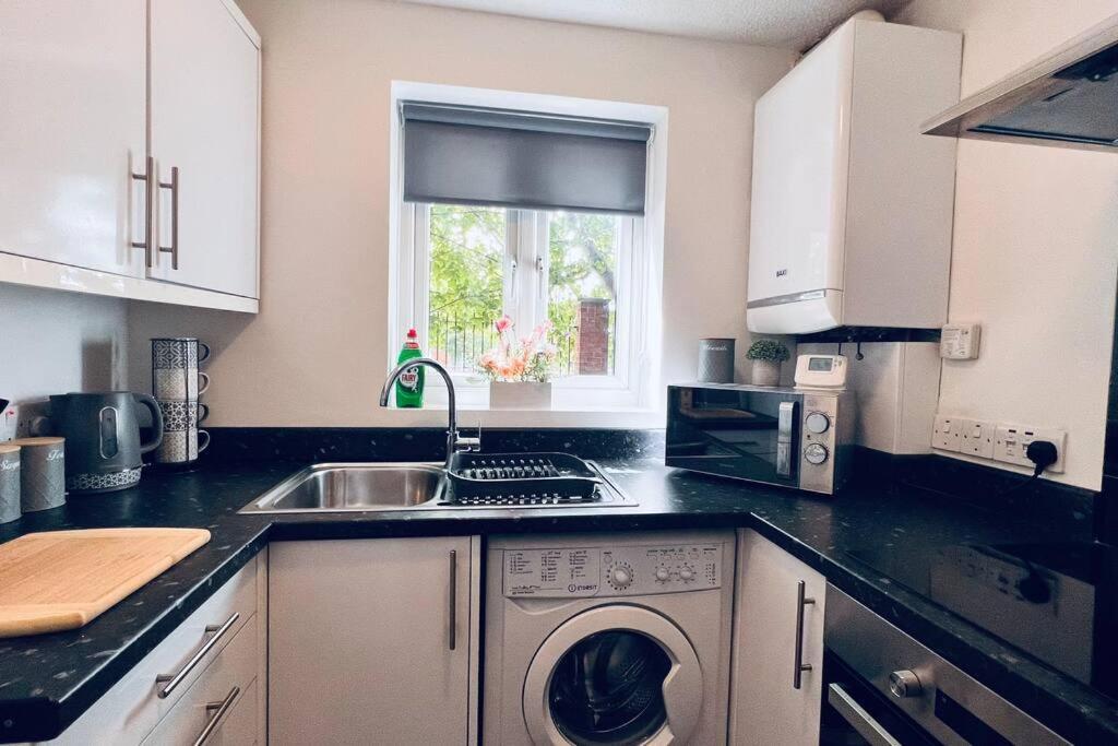 Urban Bliss Stylish Townhouse With Free Parking For A Convenient City Stay Liverpool Dış mekan fotoğraf