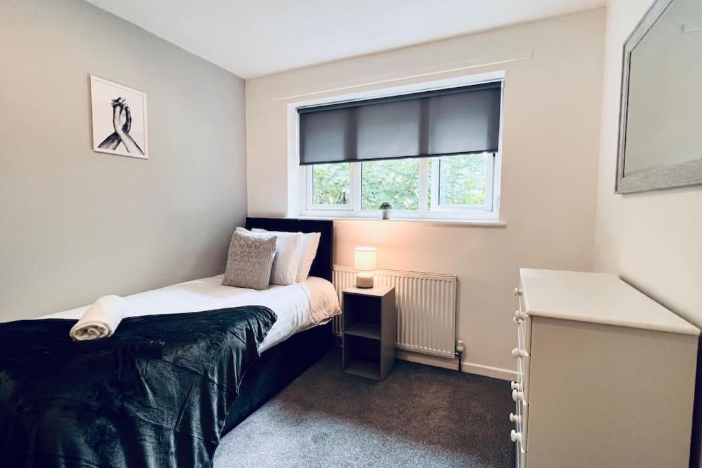 Urban Bliss Stylish Townhouse With Free Parking For A Convenient City Stay Liverpool Dış mekan fotoğraf